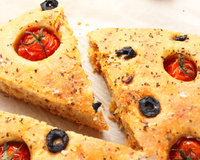 Focaccia aux tomates cerises, olives noir grecque et au basilic