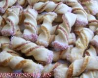 Une pâtisserie orientale faite de pâte sablée, garnie de confiture et de noix de coco, puis torsadée.