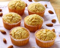 Des muffins fondants aux pommes et au lait d'amandes. Parfaits pour le petit déjeuner ou le goûter.