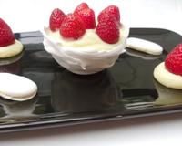 De petites gourmandises meringuées garnies d'une crème au citron et de quelques fraises.