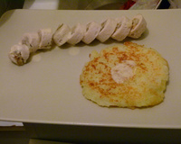 Ballottines de volaille farcie aux champignons, sauce paprika et galette de pomme de terre
