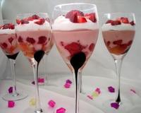 Aujourd'hui je vous présente des trifles de fraises à base de chocolat blanc et parfumés à la rose. Ce dessert est composé de biscuits…