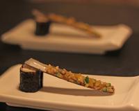 Un maki pour les jours de fêtes aux langoustines et accompagné de couteaux. Servir les couteaux chauds pour un contraste avec le maki qui est froid.
