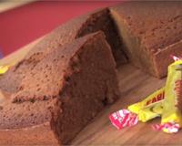 Qui aurait pensé à réaliser un gâteau aux célèbres bonbons carambar ? Un délicieux gâteau fondant et très gourmand à partager avec petits et grands !