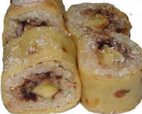 Du riz et un fruit enroulé dans une crêpe.