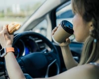 Est-ce que manger ou boire en conduisant est une infraction routière ?