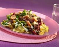 Une salade gourmande avec du steak haché, des cornichons, des croutons de pain, relevée par des câpres, des oignons et une délicieuse vinaigrette…