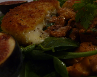 Saint Marcellin frit comme de la mozzarella, salade de pousses d'épinard à l'huile de noisette, girolles juste sautées au cerfeuil et figues fraîches