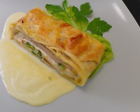 Strudel de poisson au lard, sauce crème au genièvre