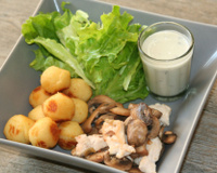 Poulet fermier, fricassée de champignons et ses pommes noisettes, sauce roquefort