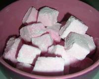 Bonbon sucré aromatisé à la fraise et saupoudré de sucre glace.