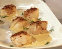 Saint-Jacques poêlées, chapelure de chorizo, sauce à l’orange