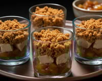 Verrines de foie gras, compotée de pommes et crumble de pain d'épice