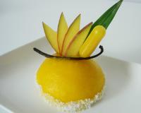 Pour donner un peu de soleil à ce mois de juillet pluvieux, je vous propose un dessert qui sent bon le sable chaud... Un entremet tout rond composé d'une…