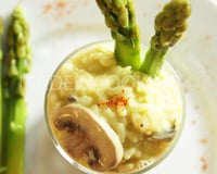 Risotto au safran crémeux accompagné d'asperges vertes