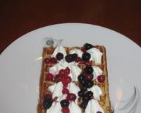 Gaufre chantilly avec quelques fruits rouges des bois.