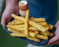 Cette recette d’œufs à la coque et asperges blanches panées est parfaite pour un déjeuner du dimanche tout en douceur