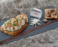 Tartine fromagère au St Môret aux crevettes grises et radis noir