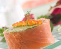 Une jolie présentation pour cette recette Labeyrie de saumon fumé et avocats à servir avec une salade...
