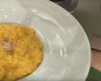 Réalisez un délicieux risotto à la milanaise avec le Cooking Chef. Un risotto au safran en un tour de main.