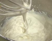 Une crème chantilly réalisée au batteur, qui accompagnera parfaitement glaces, gâteaux, fruits frais, ...