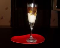 C'est une verrine aux fruits avec de la crème fraiche et du coulis de chocolat .