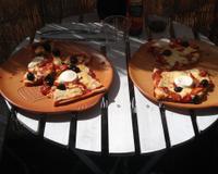 Voici une pizza maison au formage de chèvre doux et poivron.
