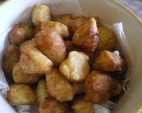 Je vous propose une recette d'origine Albanaise. Il s'agit de petits beignets à base de semoule fine trempé dans un sirop de miel.