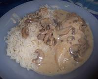 Une bonne escalope de dinde avec un bon riz cuit avec des champignons et baigner dans de la crème fraîche et hop vous pouvez servir.