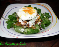 Œuf mollet, saumon fumée sur lit de pommes de terres croustillantes