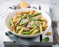 Penne aux asperges, bacon et Parmesan