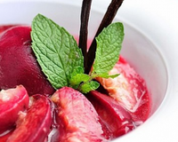 Salade fraîche de pêches de vigne à la vanille et à l'huile d'olive