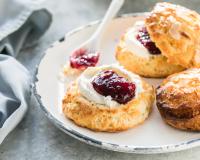 Ce week-end, laissez-vous tenter par nos scones maison croustillants et beurrés  pour le goûter !