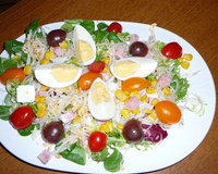 Une salade complète qui comprend des légumes, des féculents et des protéines et très agréable à voir.