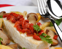 Dos de cabillaud sauvage d'Alaska, vierge de Goji  au pomelo garni d'une poêlée de reinette, céleri et cèpes