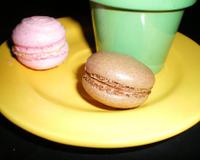 Macaron au chocolat blanc ou noir qui enferme une fraise.