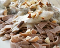 Tagliatelles à la farine de châtaignes, sauce aux pleurotes et éclats de noisettes torréfiées