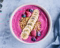 Smoothie bowl aux fruits rouges et banane