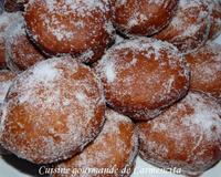 De gros beignets frits saupoudrés de sucre fin, que vous pouvez fourrer au gré de vos envies, confiture, crème pâtissière...