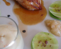 Suprême de pintade rôtie, jus réduit à l'ail de Lomagne et Floc de Gascogne, servie avec sa purée d'ail de Lomagne et son condiment à la poire, palets de foie gras du Gers en chou vert