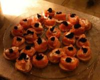 De belles bouchées au saumon savoureuses et jolies.