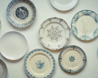 Vous aimez chiner de la vaisselle ancienne ? L'avertissement de 60 Millions de consommateurs