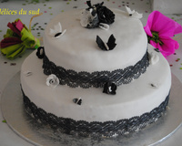 Gâteau à étage noir et blanc pour Julie