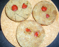 Faire la pâte à sablés, les cuire et ajouter la confiture de fraises.