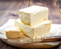 Mélanger du beurre avec de l’huile pour éviter qu’il brûle ? Cette astuce de chef est-elle vraiment efficace ?