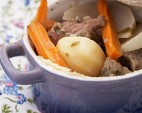 La viande marinée cuite en cocotte luttée donne à ce plat un goût inimitable.