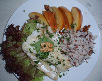 Petit plat de sandre naturellement sucré avec des pommes et agrémenté de persil haché.