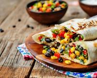 Des galettes complètes aux légumes, quinoa et haricots noirs, riches en protéines et fibres.