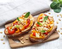 Ces tartines typiquement italiennes sont un vrai bonheur pour un repas tout simple. On les accompagne d'une jolie salade de jeunes pousses ?