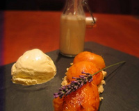 Abricots rôtis sur un lit de shortbread, glace à la lavande et lait d'amande